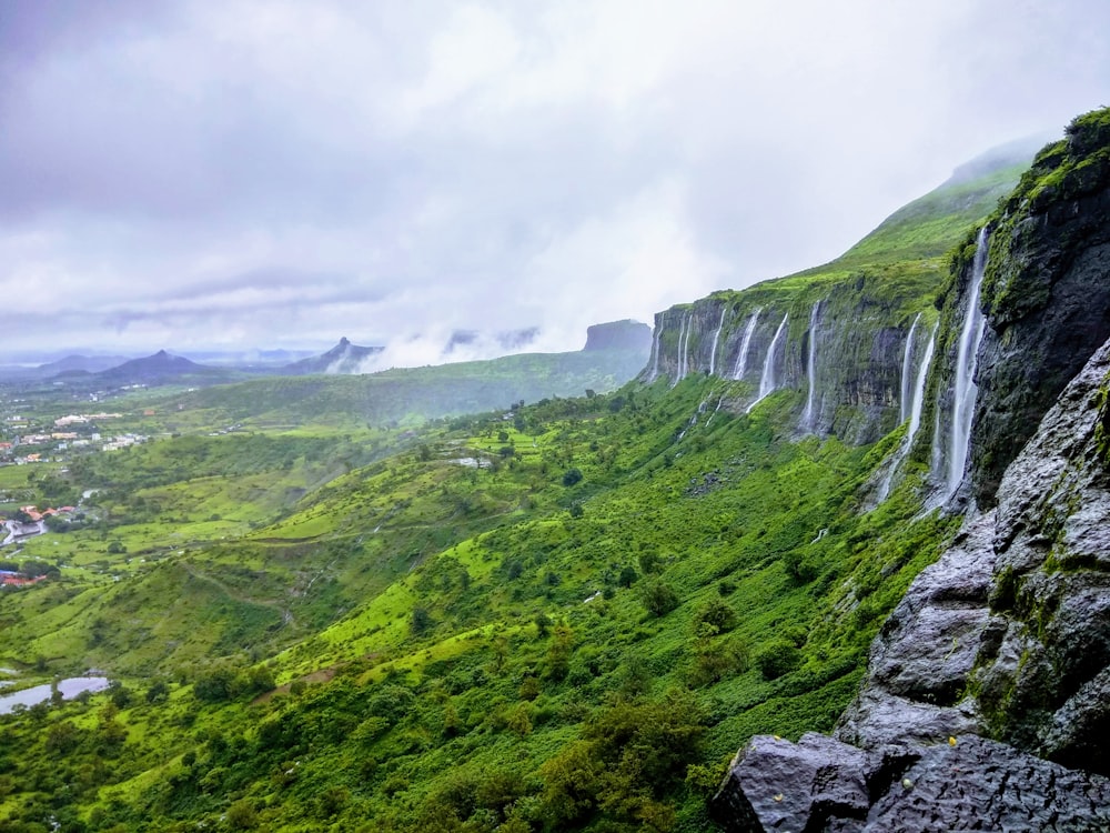 Cascate sulla montagna rocciosa durante il giorno