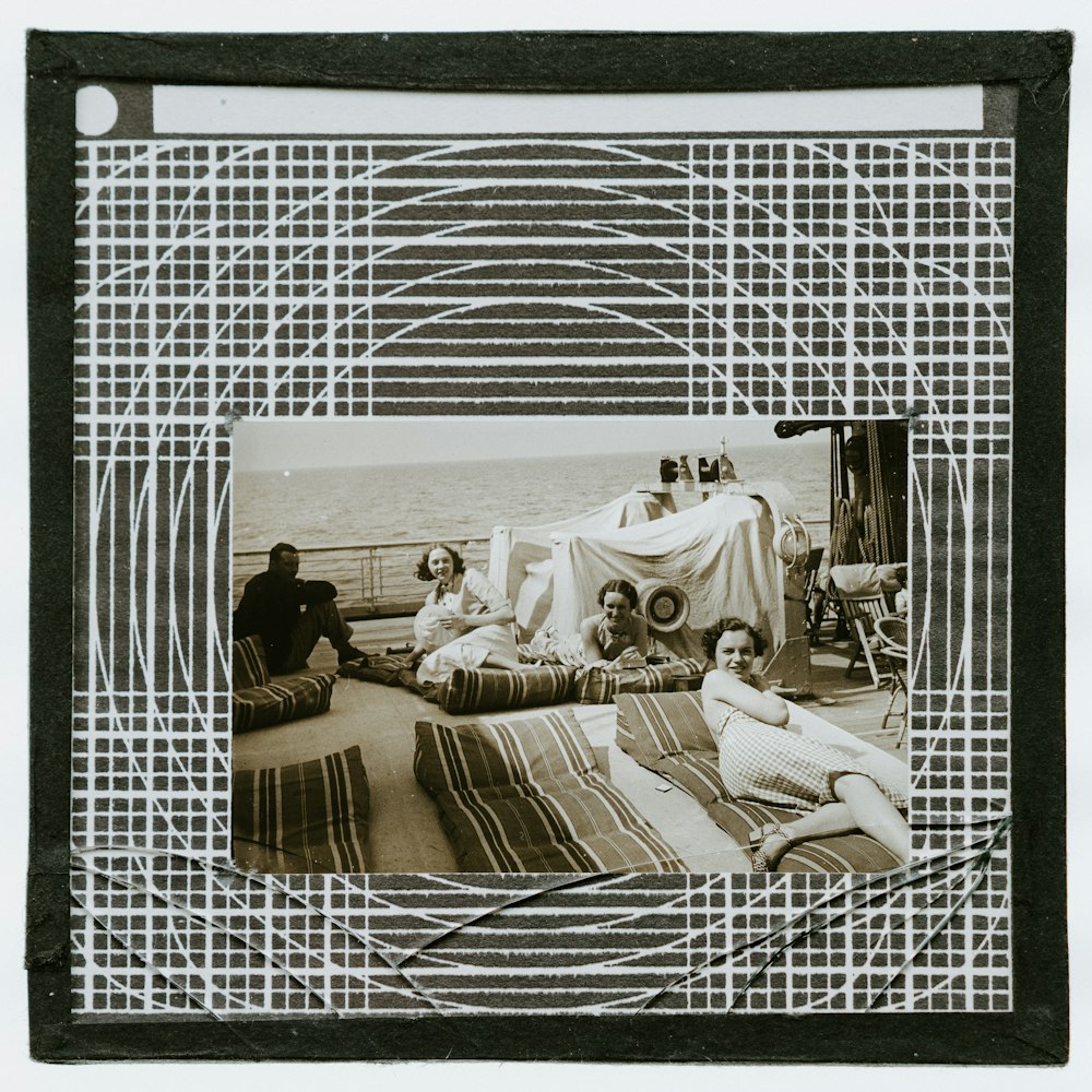 灰色のベッドに横たわる女性