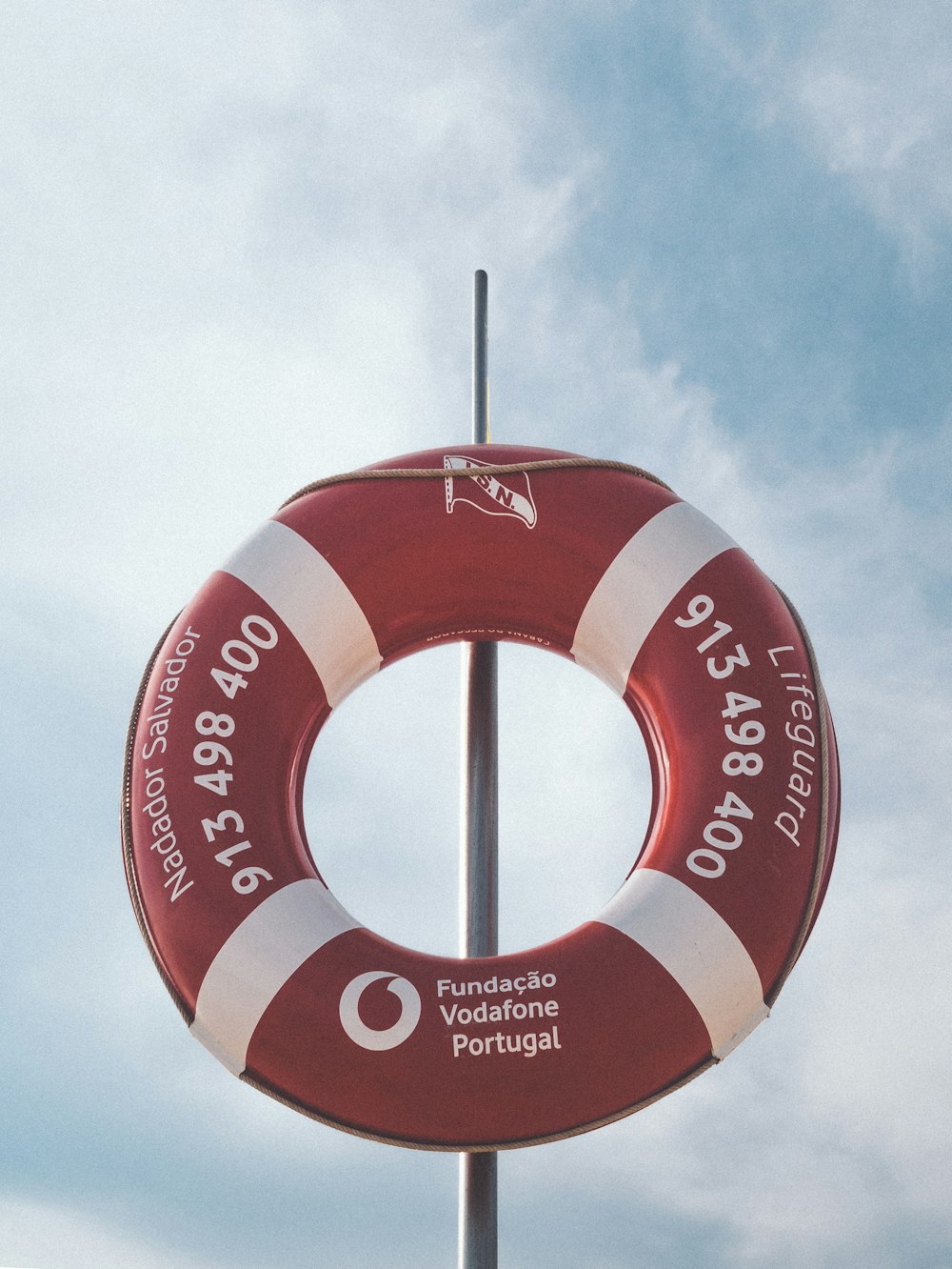 foto de flotador hinchable Vodafone rojo y blanco