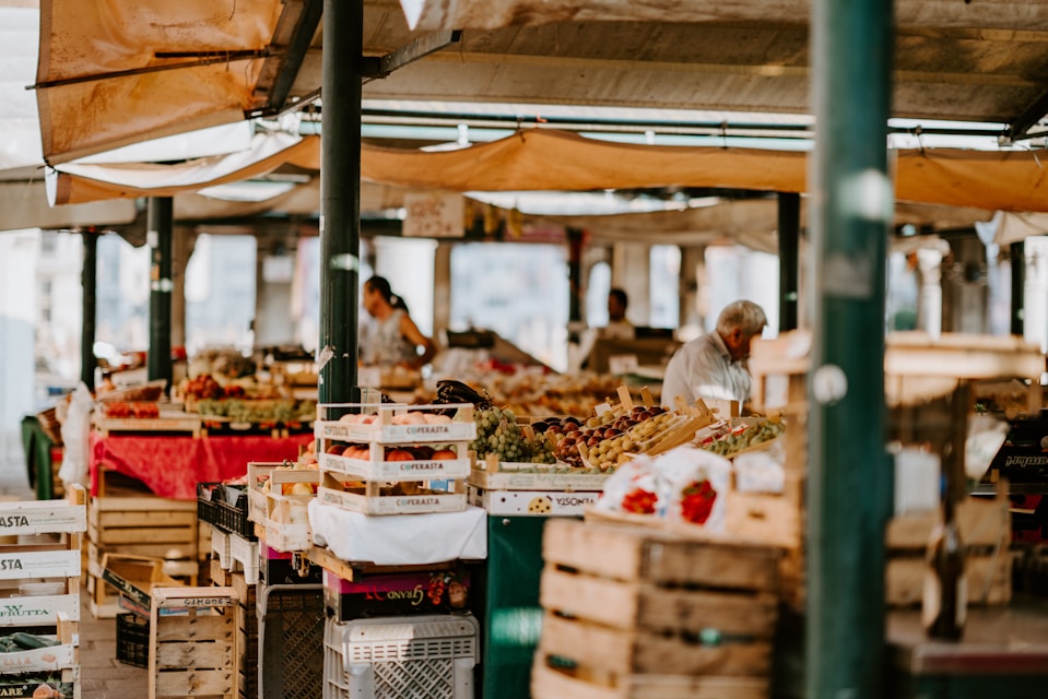 Mercado al aire libre con puestos de comida