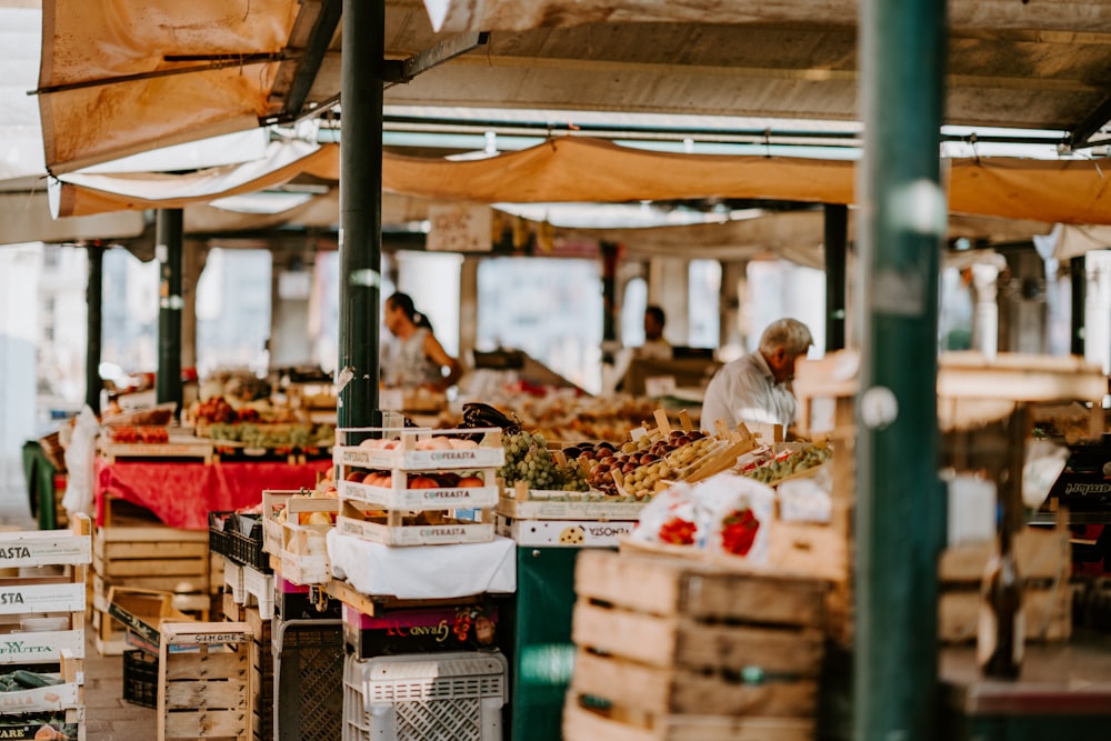 l’homme dans le marché aux fruits