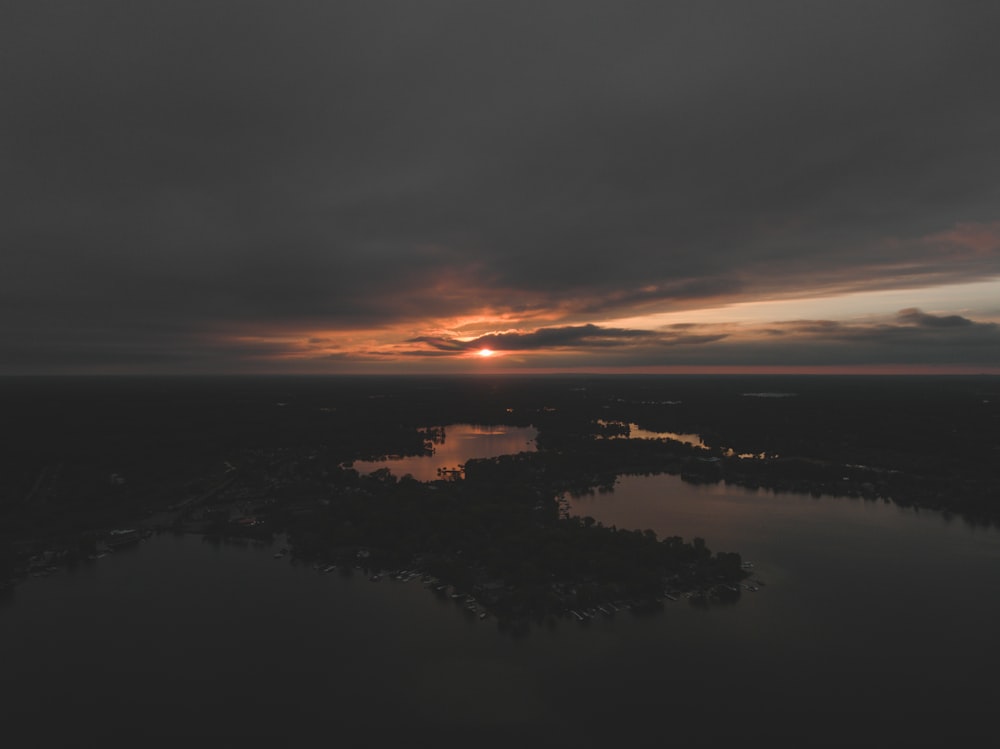 fotografia aerea di alberi durante il tramonto