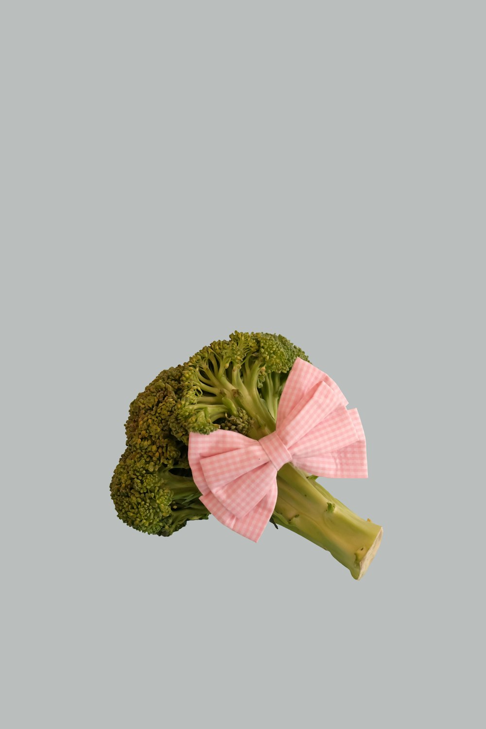 Verduras de brócoli con lazo rosa