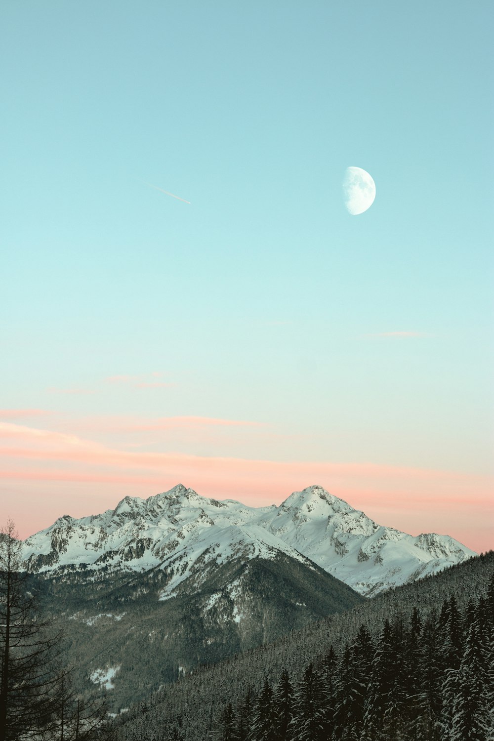 Berggipfel unter blauem Himmel aus der Vogelperspektive