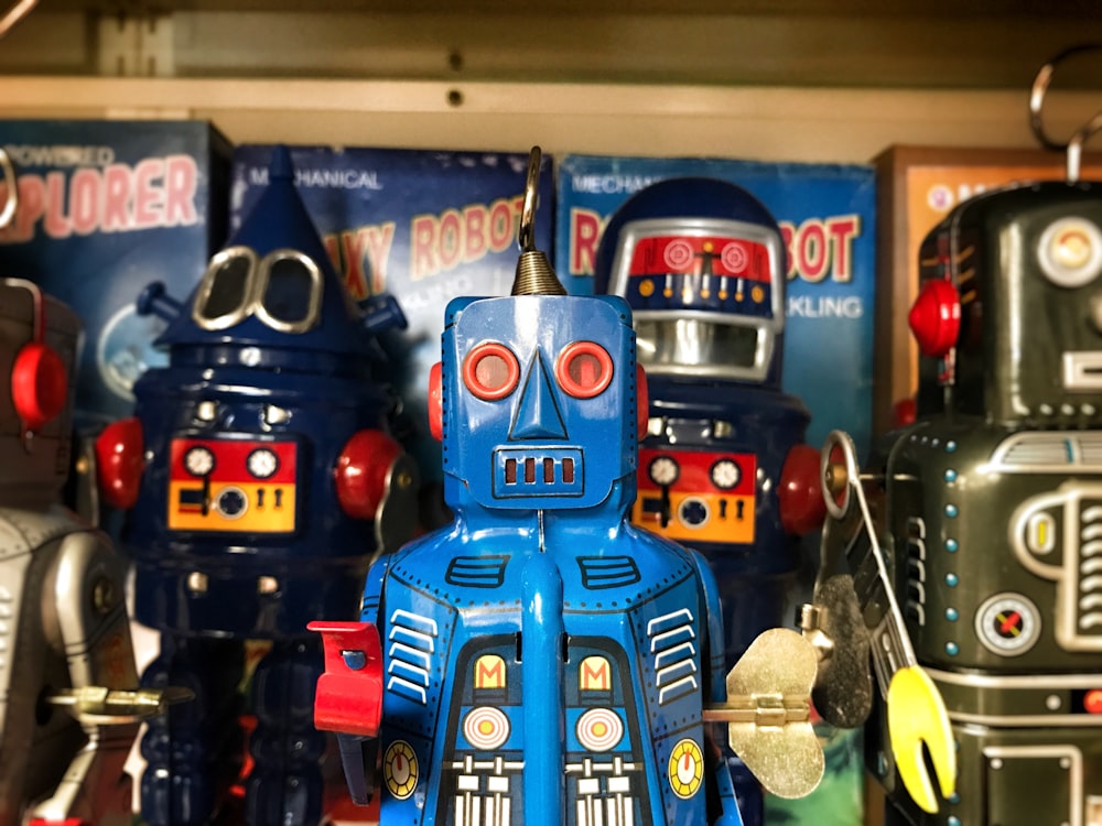 blaue und schwarze Roboterfigur