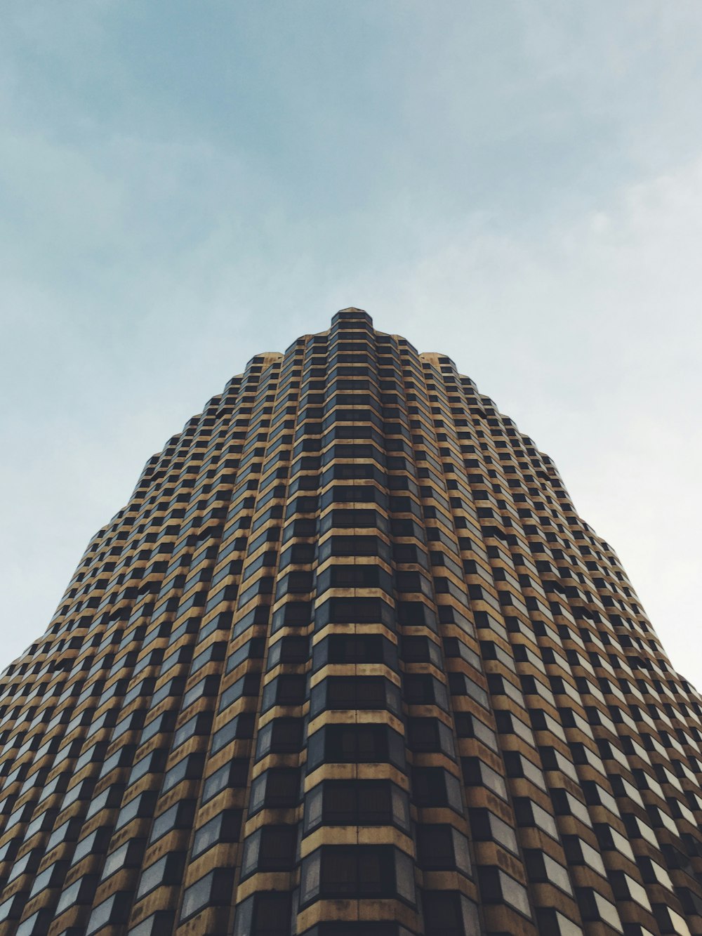 고층 건물의 로우 앵글 뷰 사진