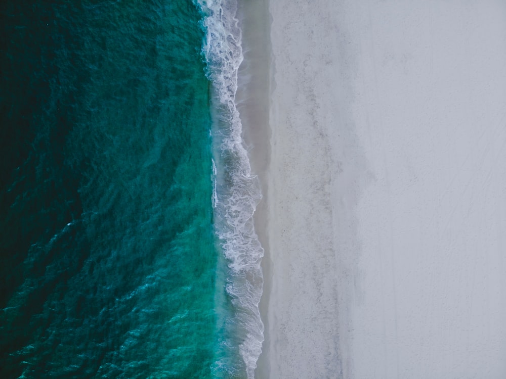 una vista aerea di una spiaggia e dell'oceano