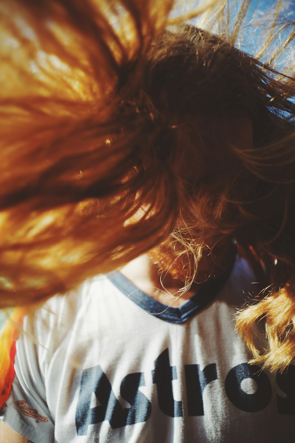 femme secouant ses cheveux pendant la journée