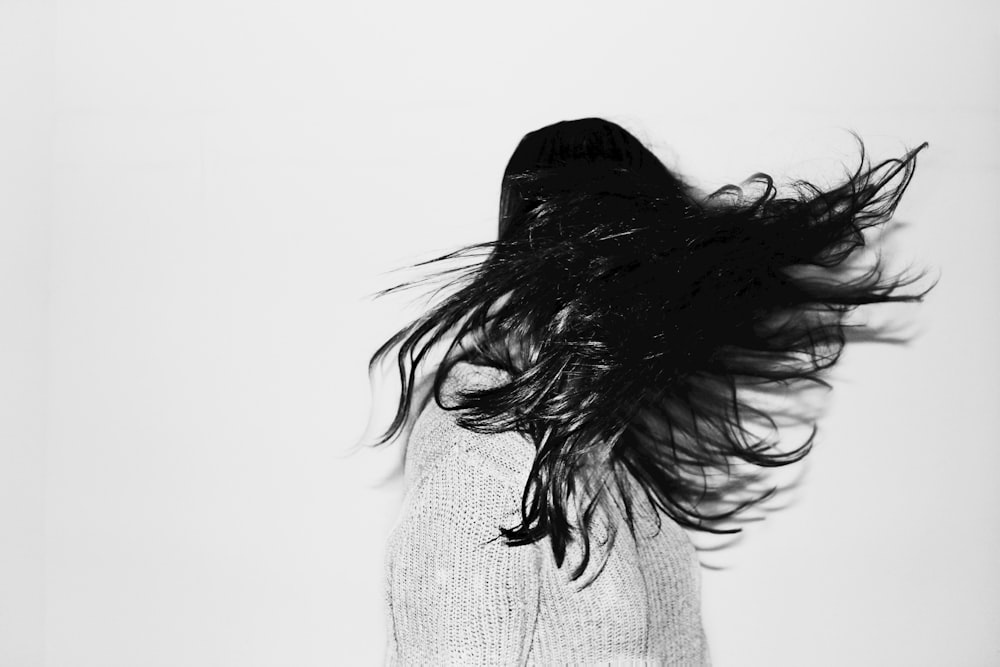 Photo en niveaux de gris d’une femme portant une veste