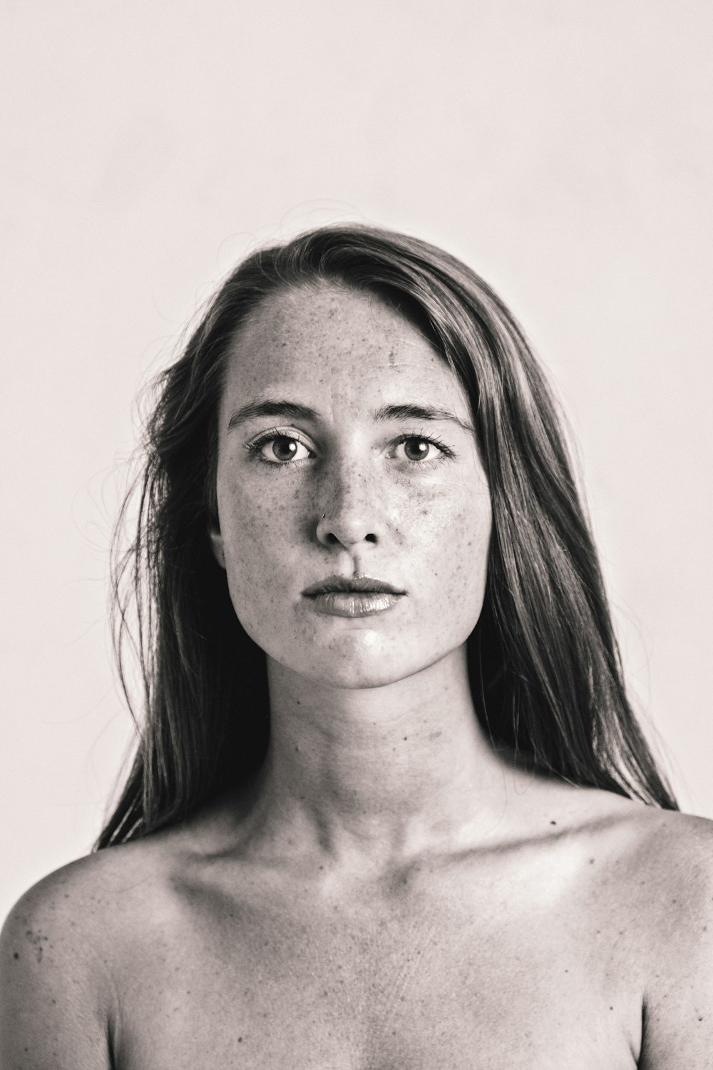 Foto en escala de grises de una mujer en topless