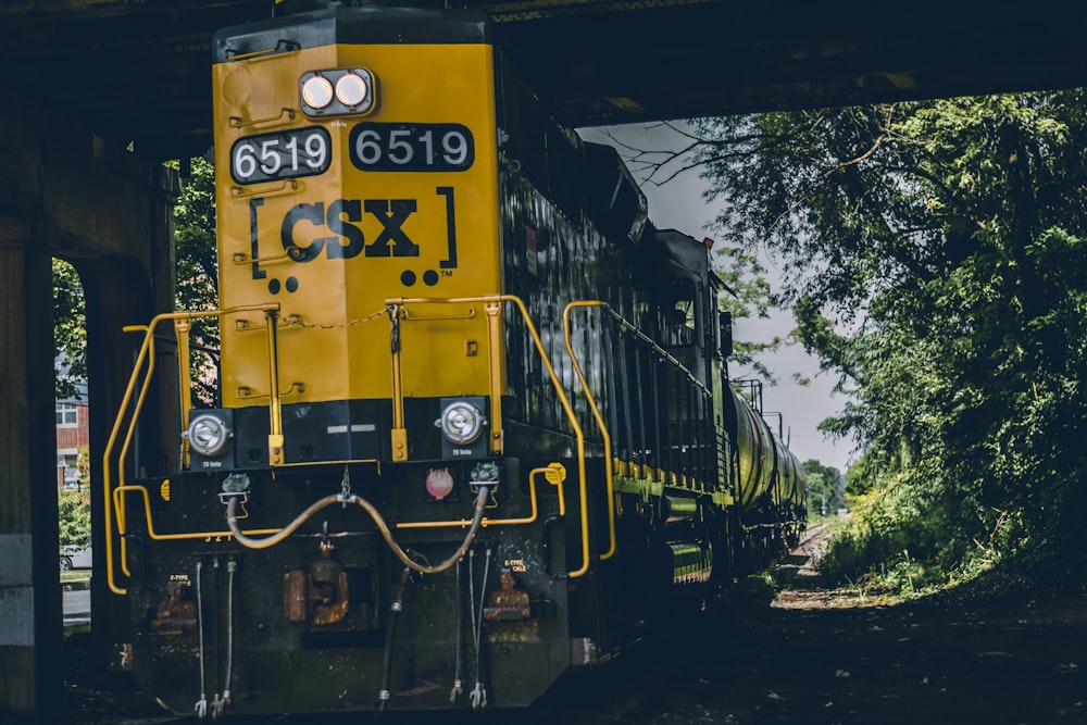 gelber und schwarzer CSX-Zug