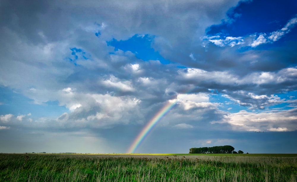 Arco iris y cielo