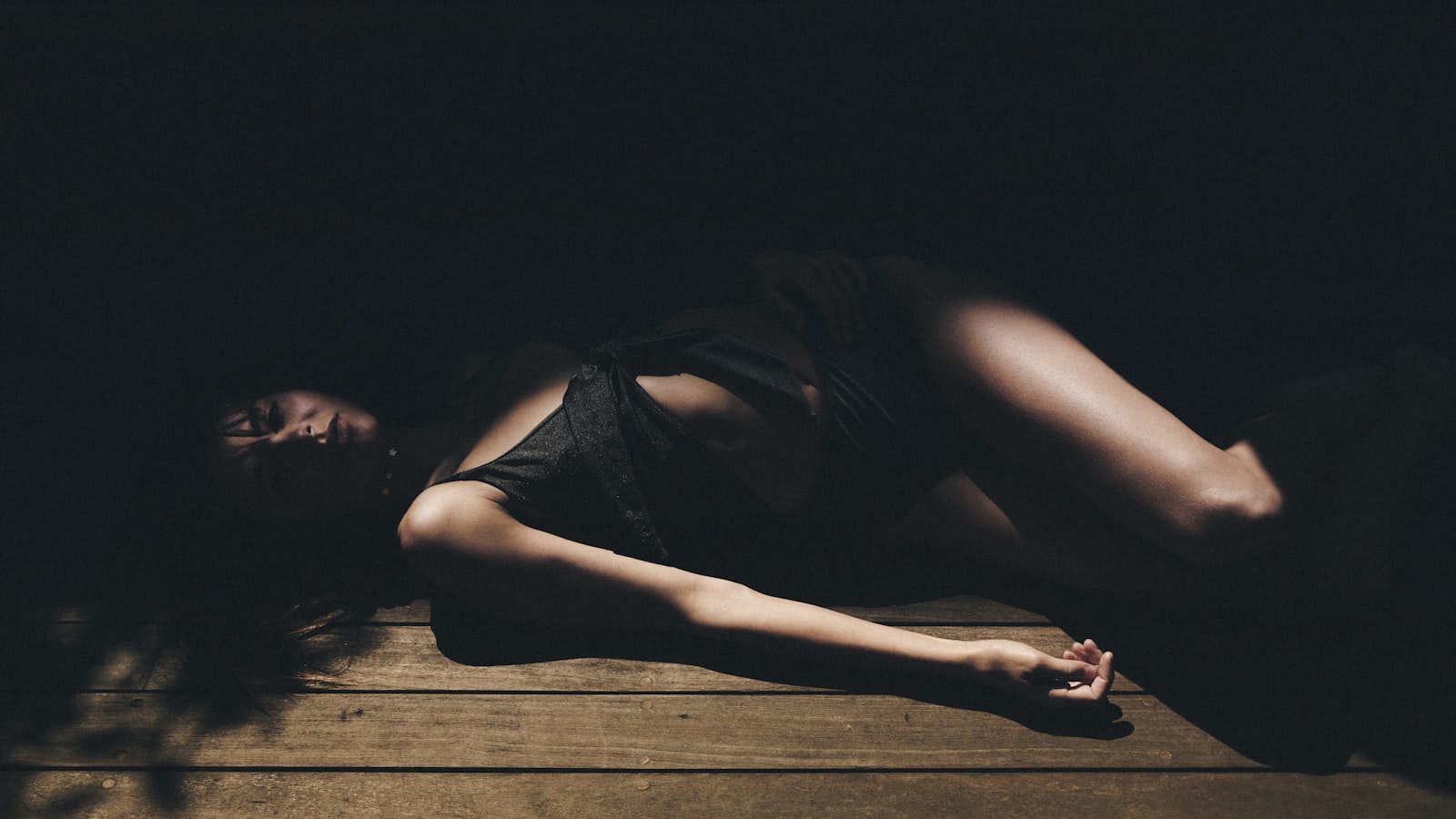Sony Vario-Tessar T* E 16-70mm F4 ZA OSS sample photo. Woman lying on brown photography