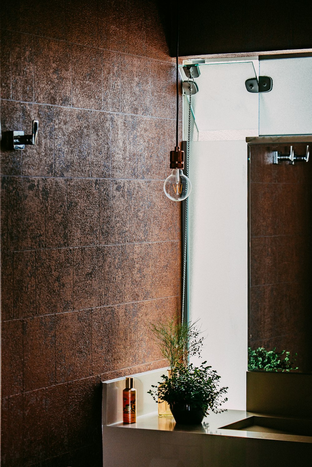 une salle de bain avec un lavabo et un miroir