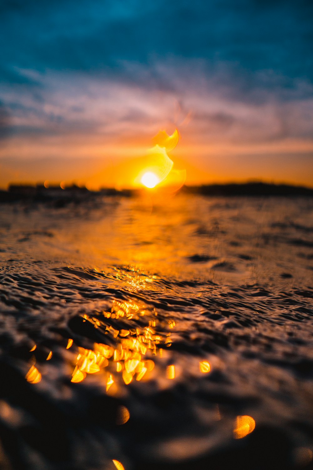 Fotografia di profondità di campo dello specchio d'acqua durante l'ora d'oro