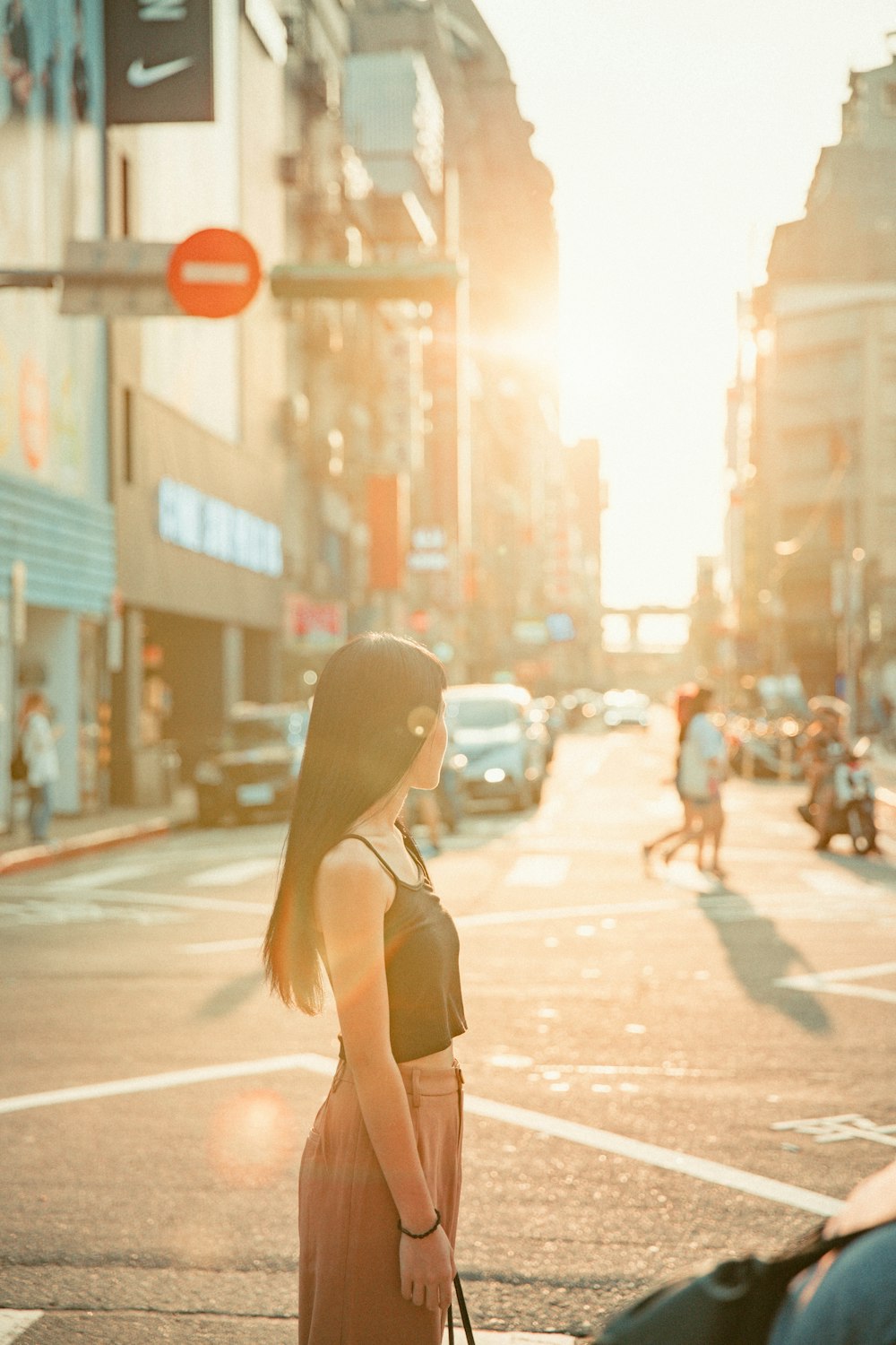 道路に立つ女性