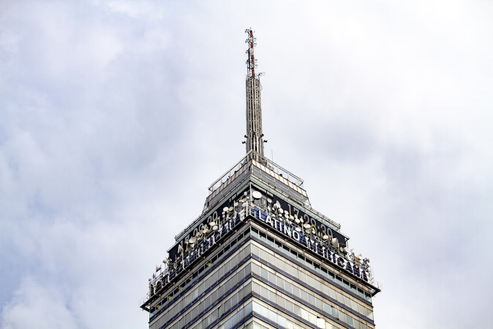 ángulo bajo del edificio de hormigón gris