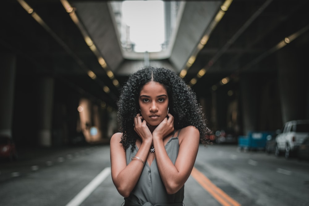 femme faisant la pose sur la route asphaltée