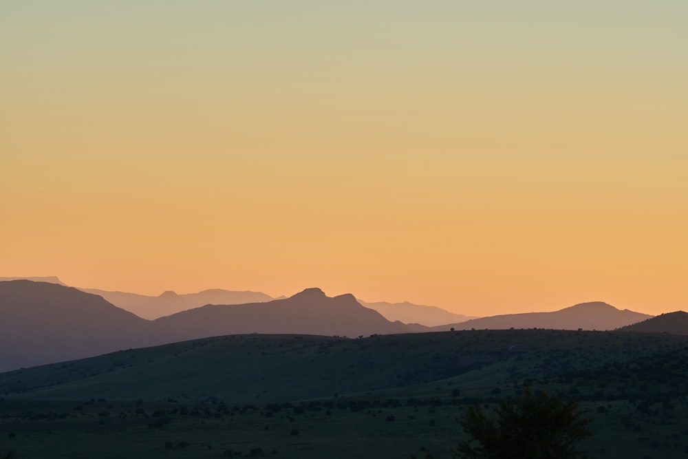 fotografia di paesaggio di montagne e pianure