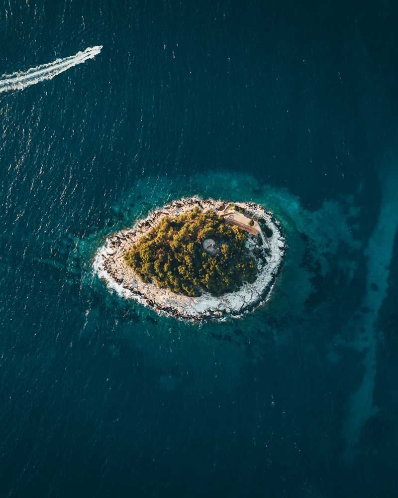 Kroatisch eiland met azuurblauw water vanuit de lucht