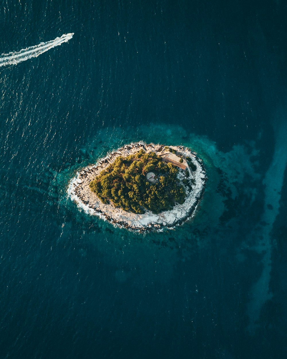 Photographie aérienne d’une île entourée par la mer
