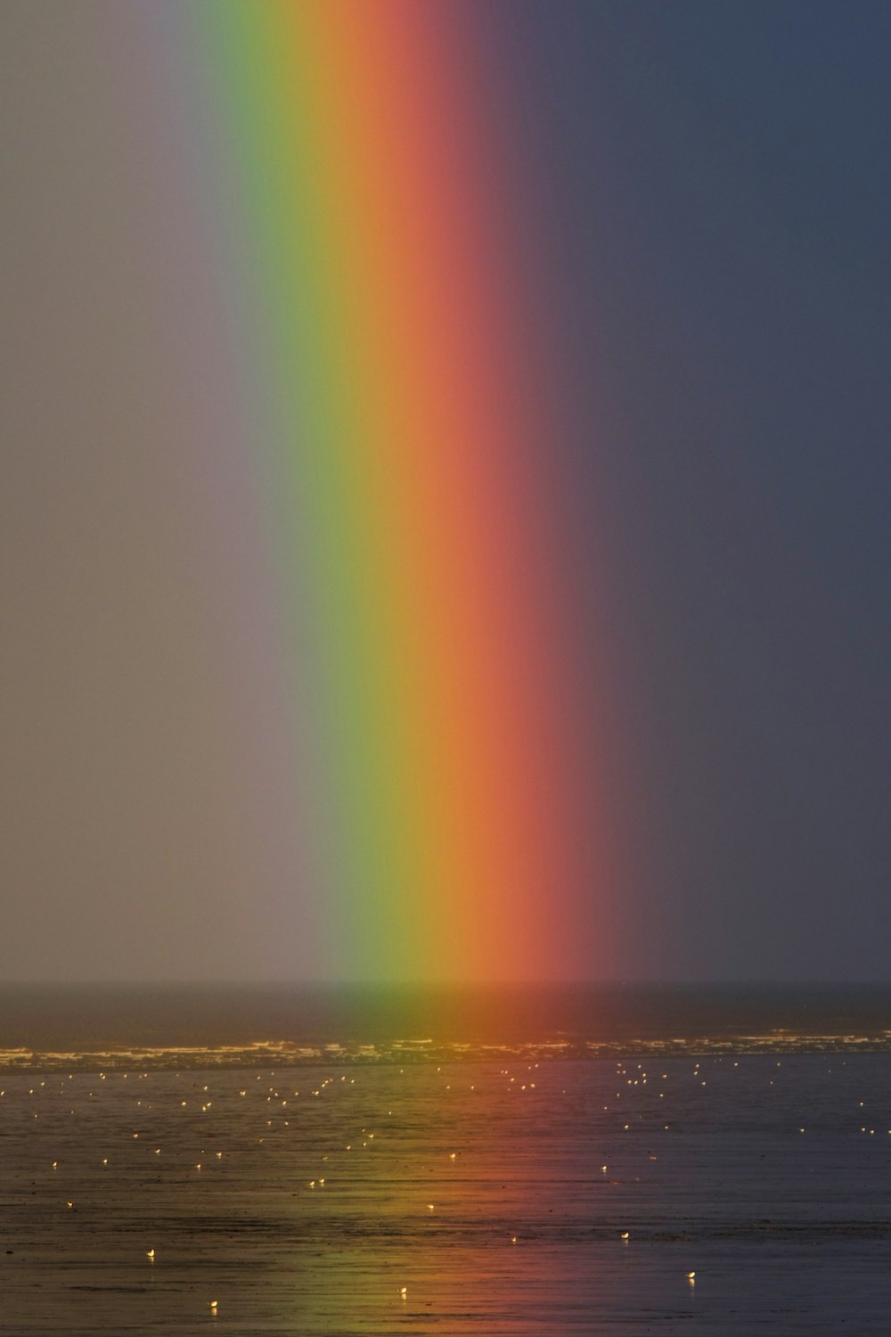 arco iris en el cuerpo de agua