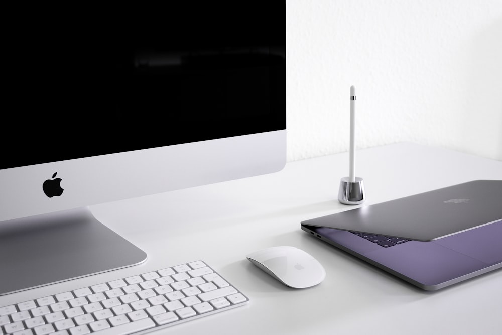 iMac, teclado y ratón plateados