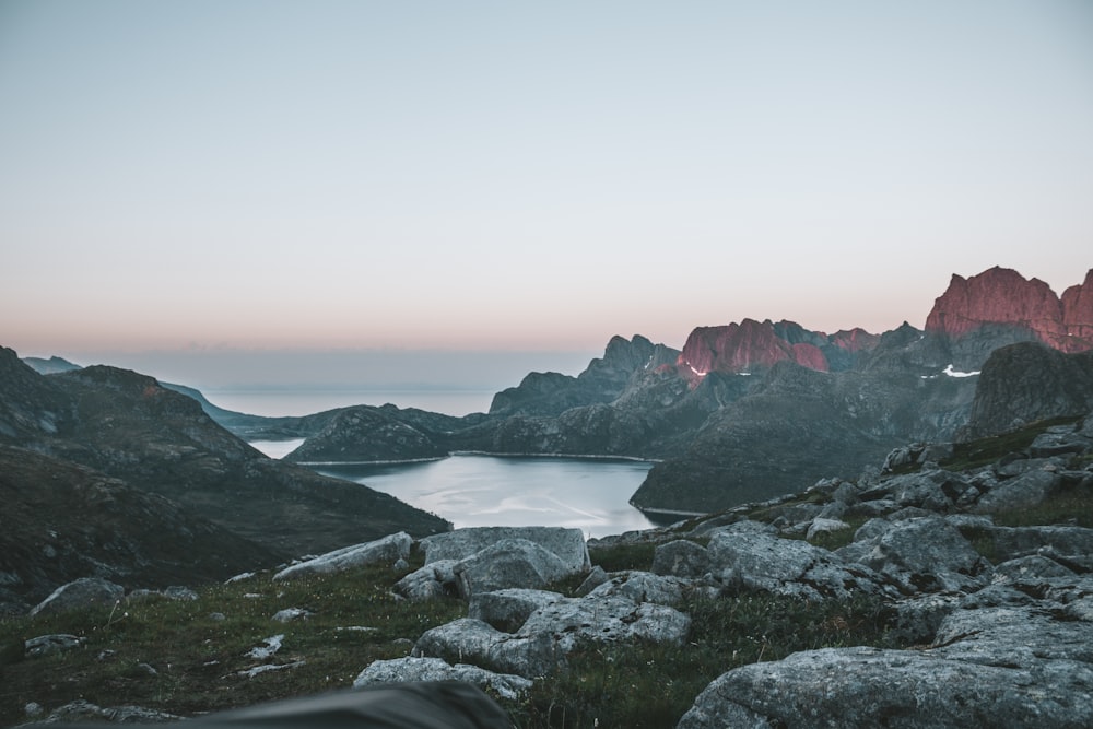 Fotografie von Bergen in der Nähe des Meeres