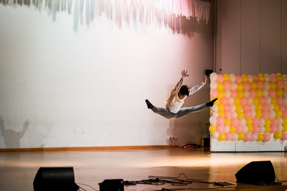 woman splitting legs on stage