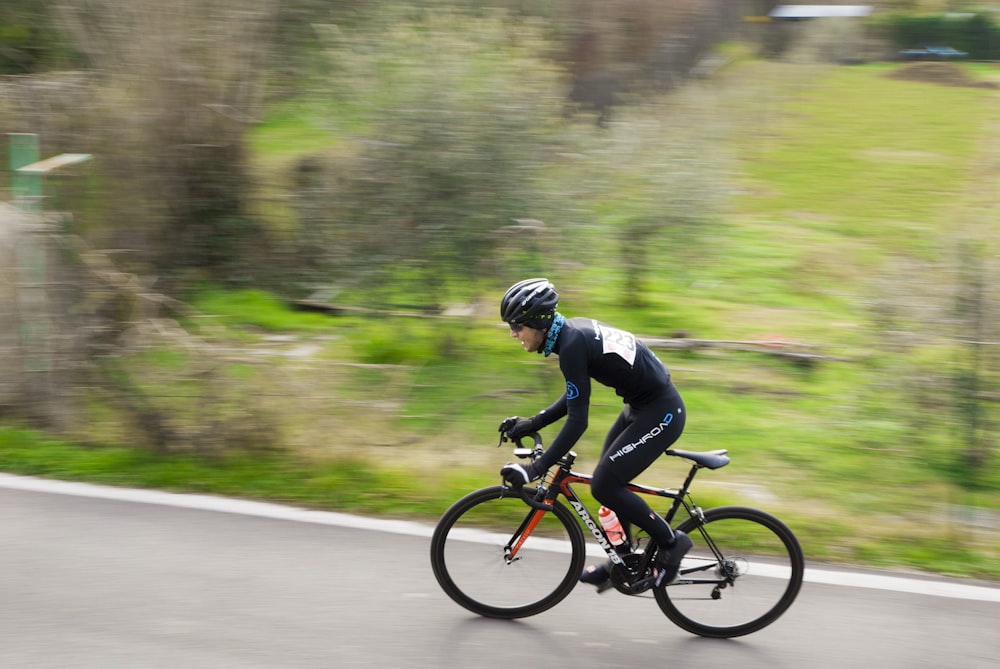 homme faisant du vélo de montagne pendant la journée