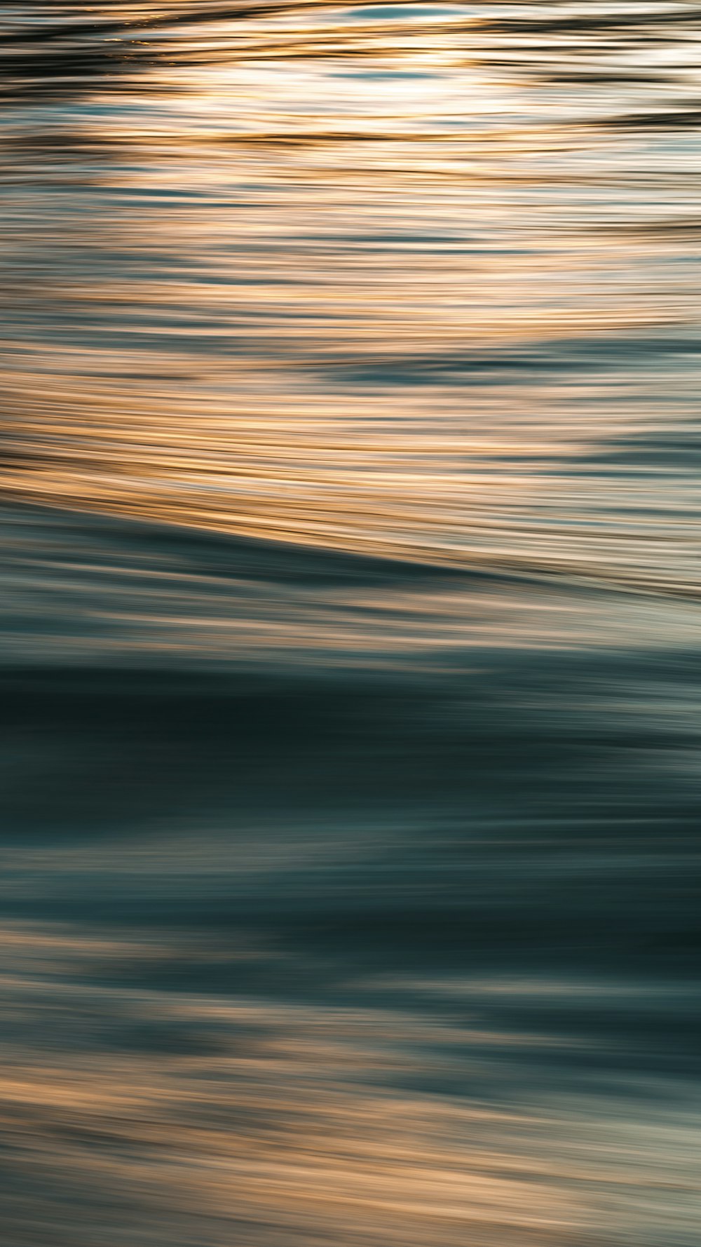 uma foto desfocada de uma prancha de surf na água