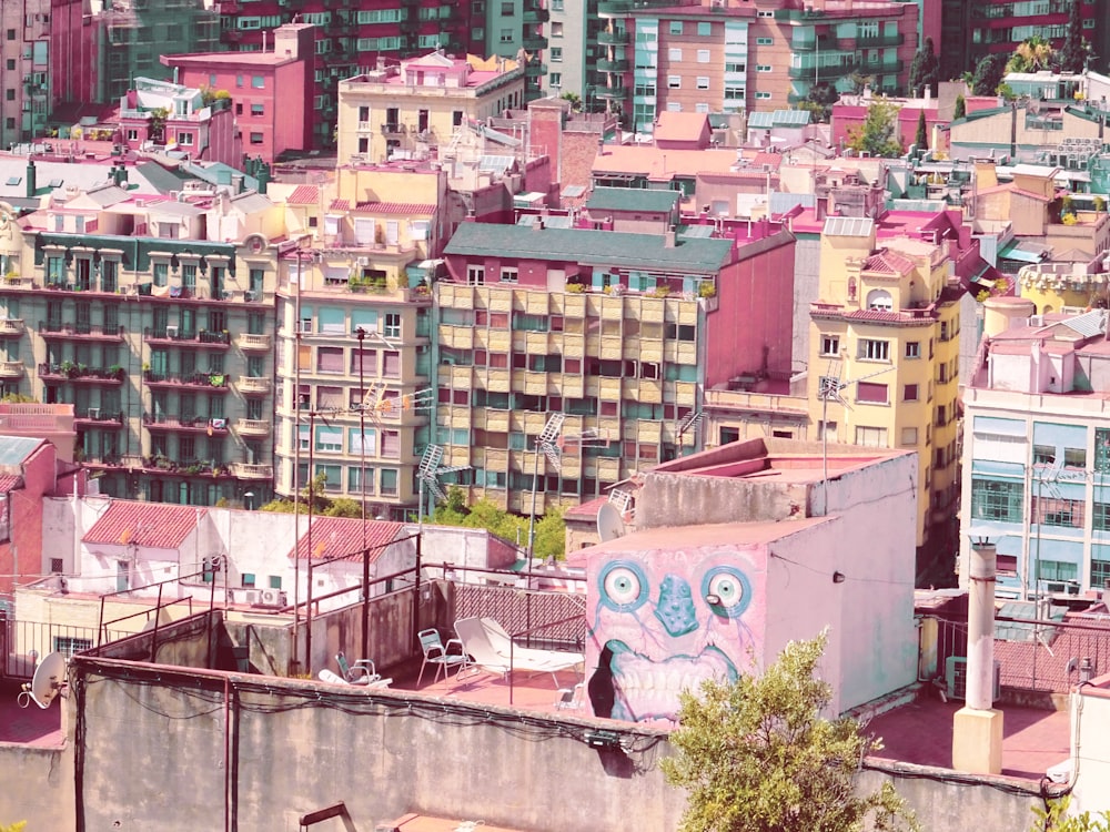 Complejo de apartamentos con paredes pintadas de blanco y rosa