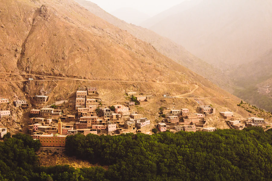Village berbère et verdure de la vallée de l'Ourika