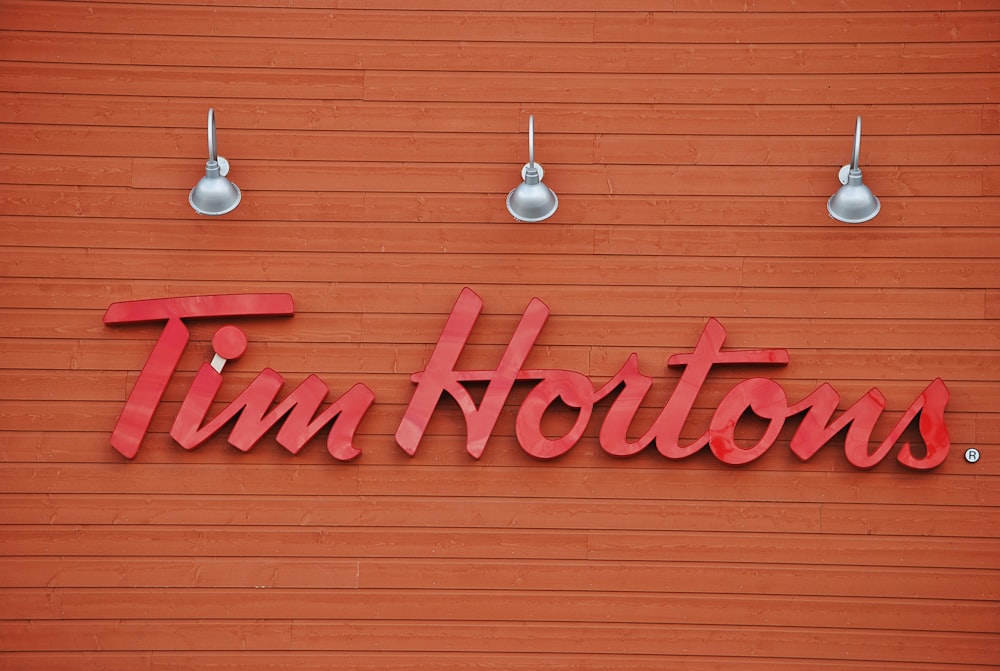 Señalización de Tim Hortons bajo tres luces grises