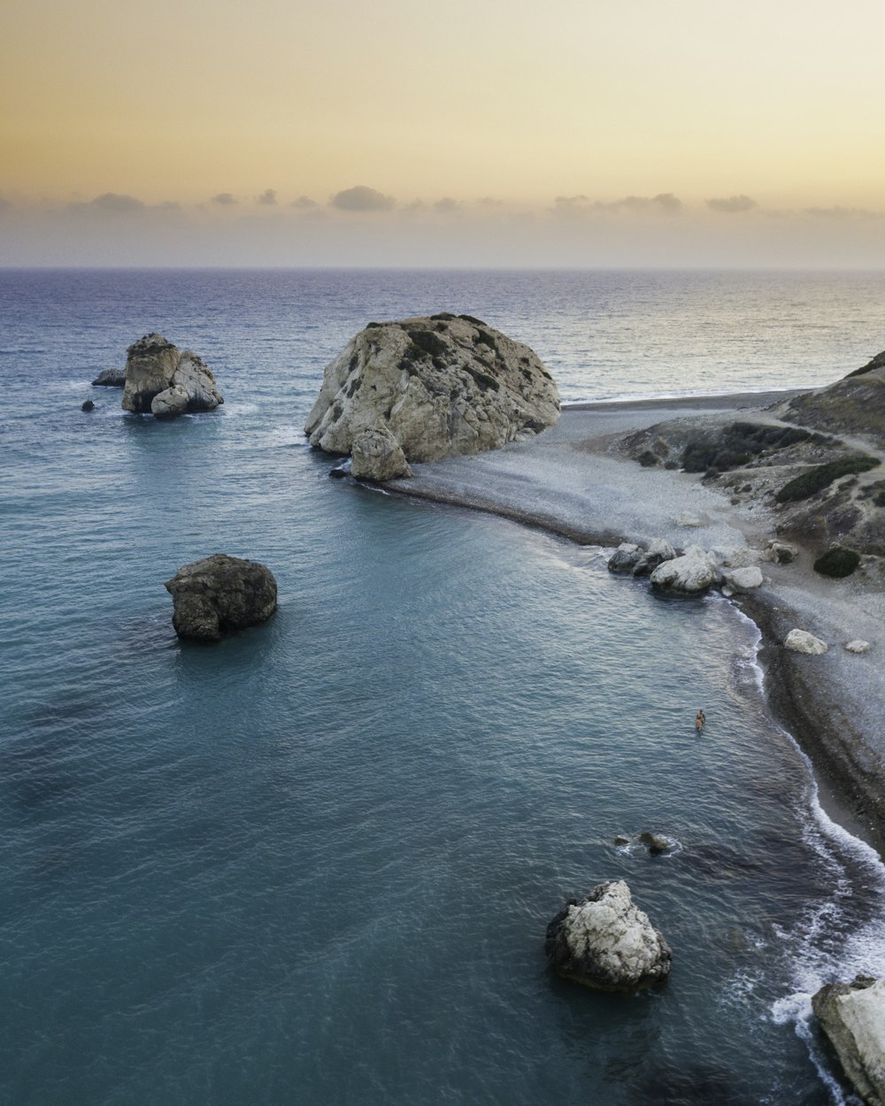 fotografia aerea di riva accanto allo specchio d'acqua