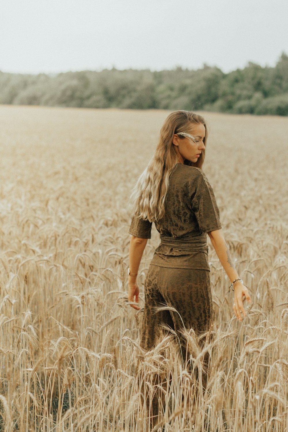 Девушка в поле. Фотосет в пшеничном поле. Девушка в пшенице. Красивая фотосессия в поле. Field collections
