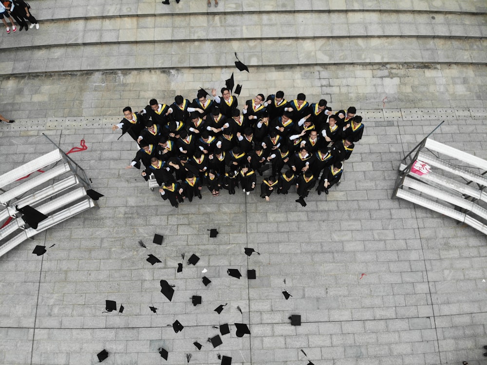 groupe de diplômés lançant des chapeaux académiques