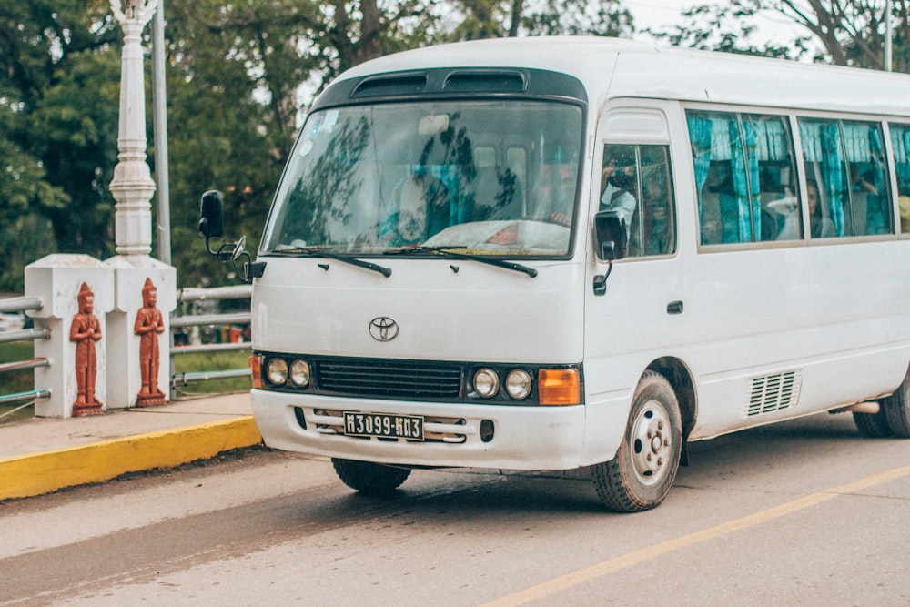 weißer Toyota-Bus