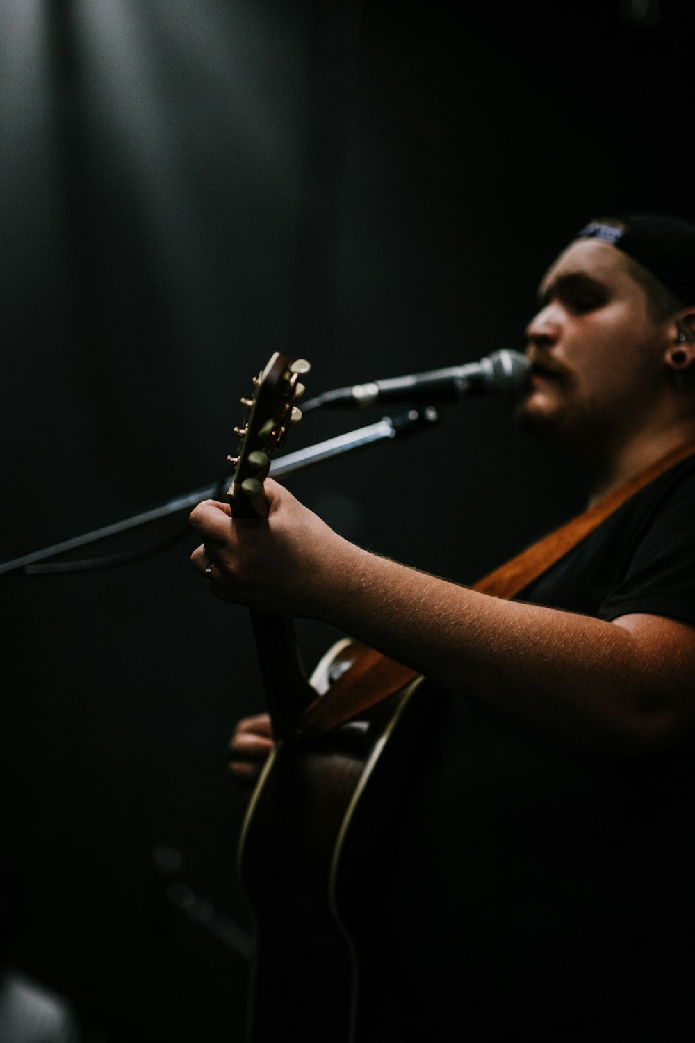 persona que toca la guitarra mientras canta