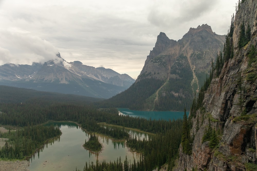 fotografia paesaggistica di catene montuose e laghi