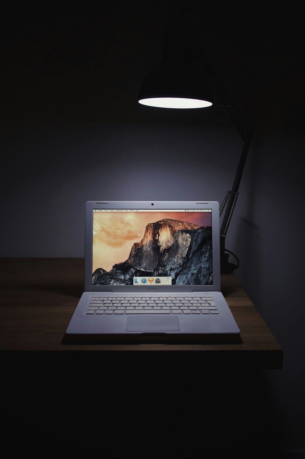 MacBook Air sobre superficie de madera