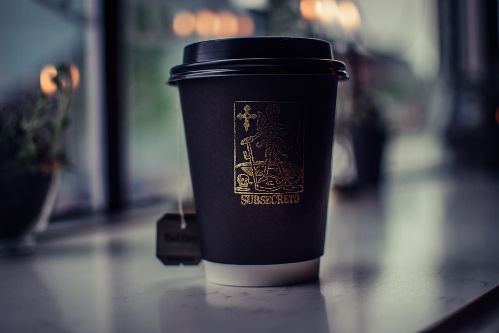Fotografia de foco raso da xícara de café preta