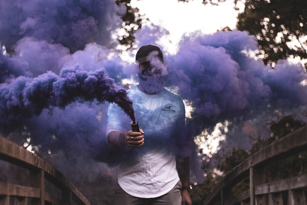 homme tenant de la fumée violette