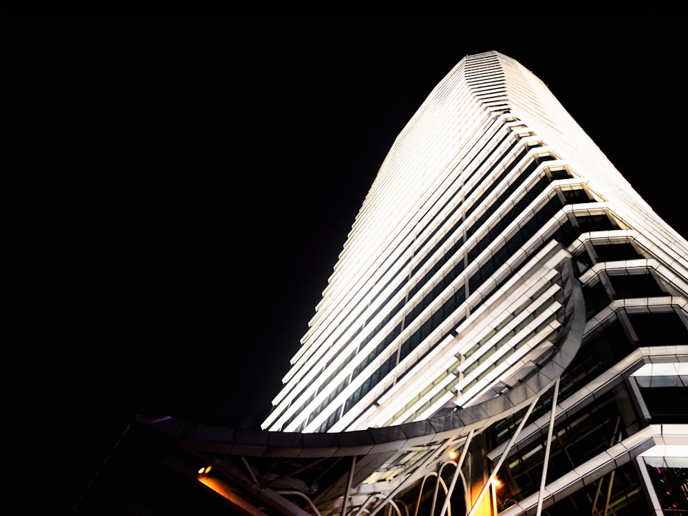 Fotografía de ángulo bajo de un edificio de hormigón durante la noche