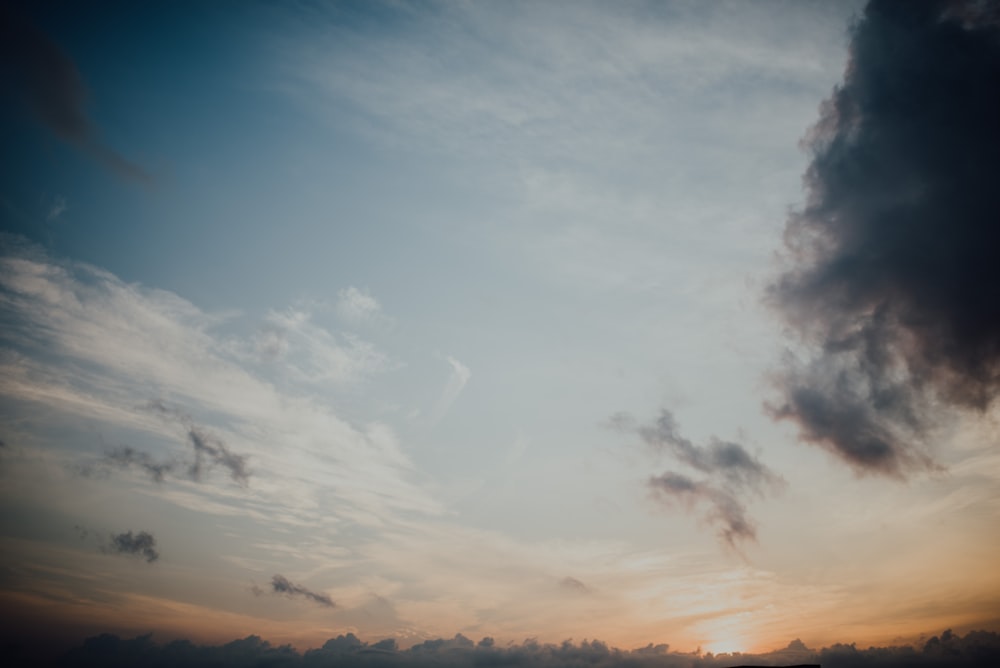 foto ad angolo basso del cielo e delle nuvole