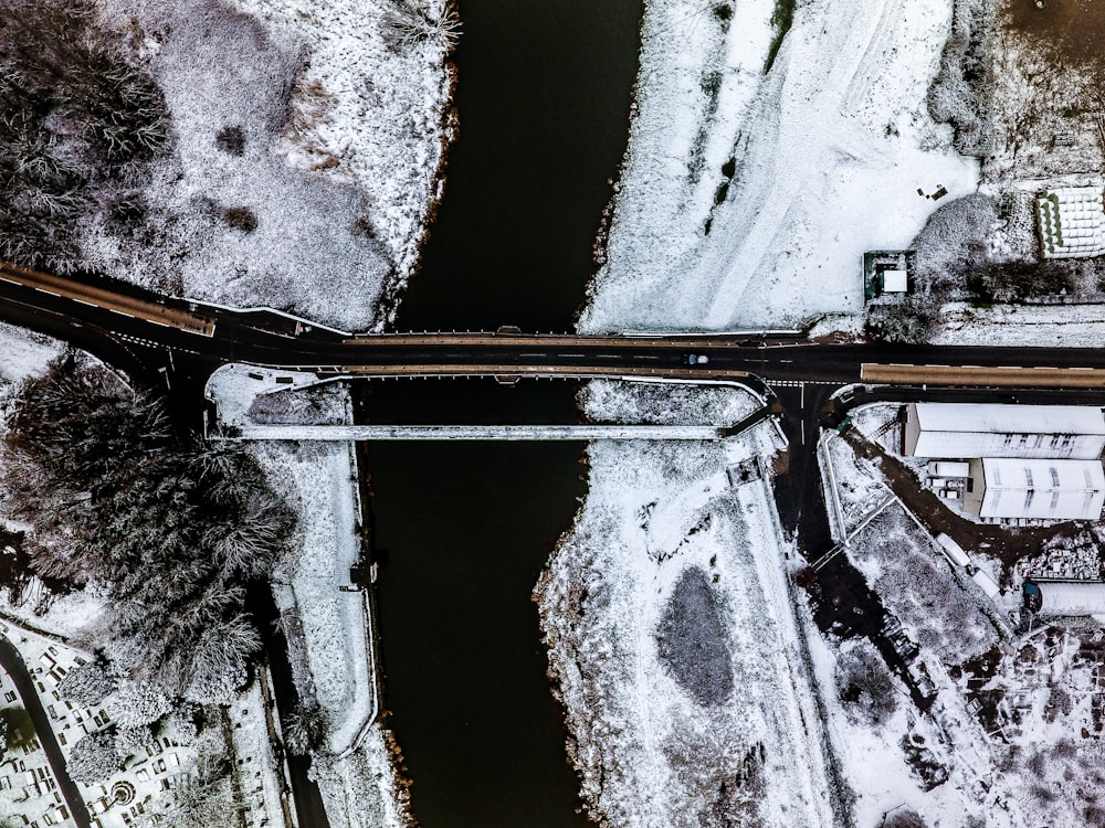 Luftaufnahme der Brücke in der Nähe einer schneebedeckten Fläche