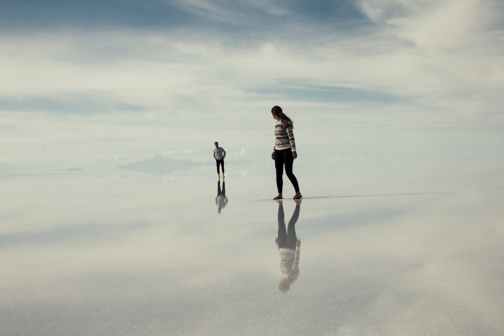 Homem e mulher caminhando sobre nuvens