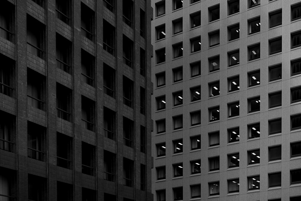Photo en niveaux de gris d’un bâtiment