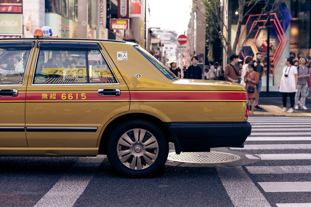 日中の道路上の黄色と赤の6615タクシー