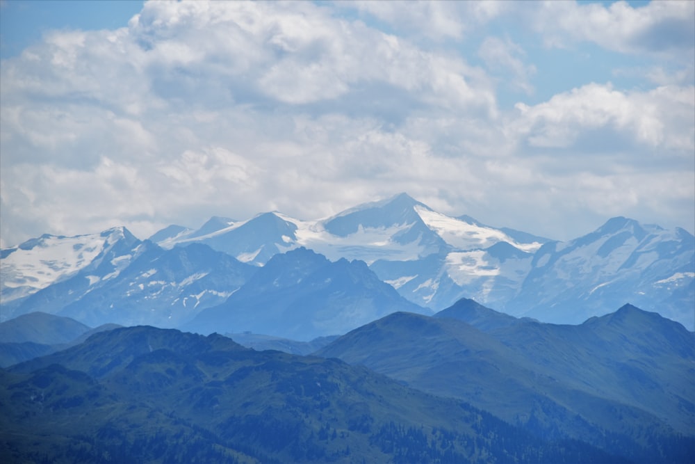 fotografia di paesaggio delle catene montuose